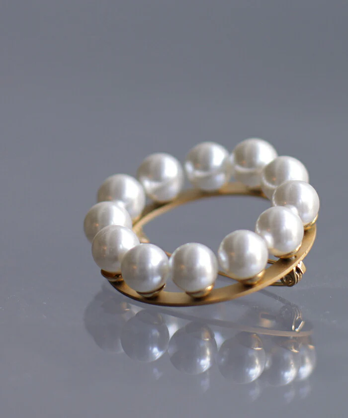 【特別SALE】パール ブローチ アクセサリー ゴールド ゴールドアクセサリー ゴールドブローチ ピン サークル 円 アクセ レディース コサージュ 上品 高級感 フォーマル 卒業式 入学式 ママスーツ ジャケット おしゃれ エレガント パーティー 女性 大人 春 夏 HUG.U - Image 2