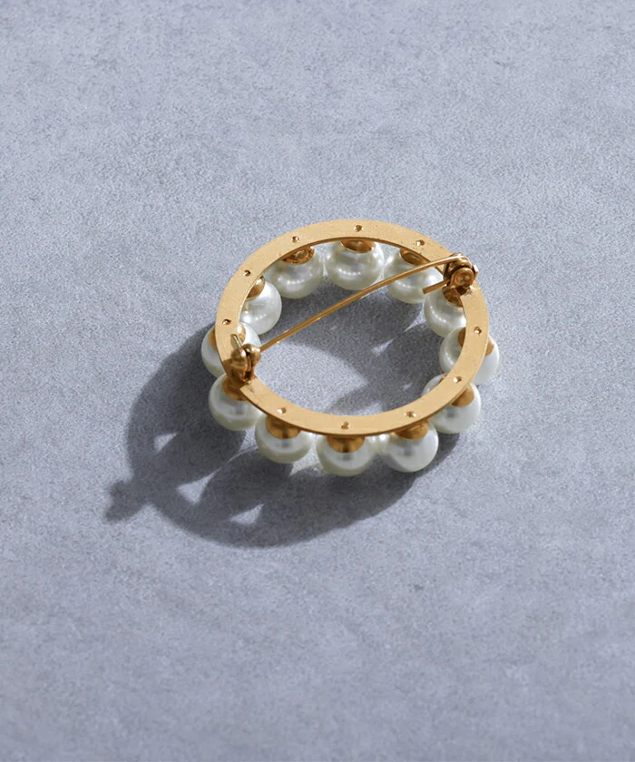 【特別SALE】パール ブローチ アクセサリー ゴールド ゴールドアクセサリー ゴールドブローチ ピン サークル 円 アクセ レディース コサージュ 上品 高級感 フォーマル 卒業式 入学式 ママスーツ ジャケット おしゃれ エレガント パーティー 女性 大人 春 夏 HUG.U - Image 8