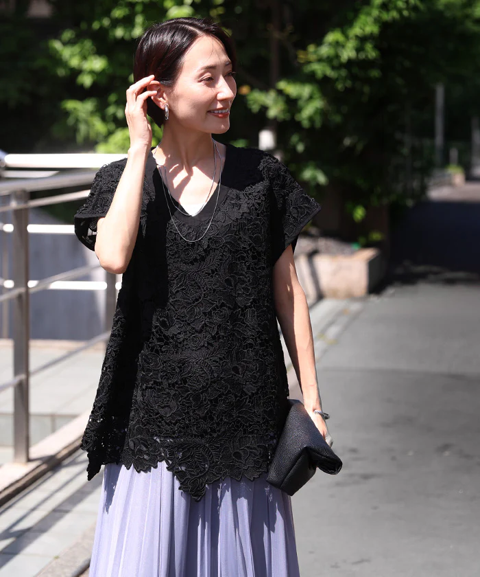 「品よく甘い大人レース」 ブラウス レース Vネック レディース トップス シャツ ロング チュニック ベスト ジレ 半袖 フレンチスリーブ レイヤード 裏地付き 軽い 体型カバー きれいめ 黒 白 春 夏 Bee Bouquet - Image 26