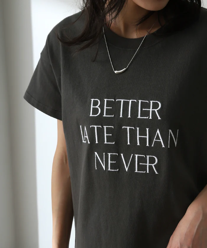 きれいめ お洒落 「大人 ロゴ 。」 刺繍 Tシャツ 半袖 ロゴT コンパクト ロゴティー フレンチ カットソー レディース トップス 綿100 無地 クルーネック スリット インナー きれいめ シンプル お尻が隠れる グリーン おしゃれ 春 夏 HUG.U メール便 - Image 35