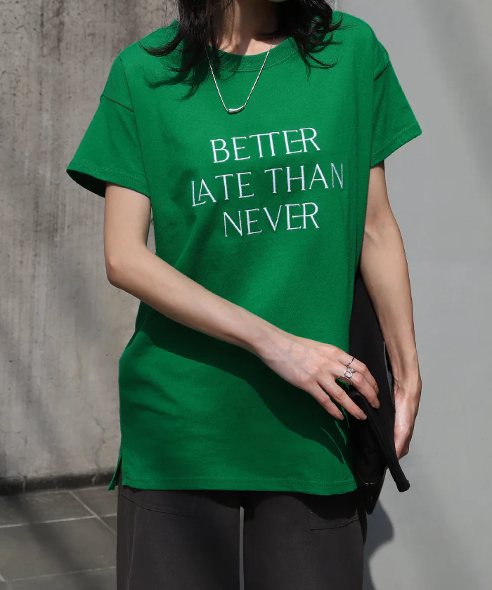きれいめ お洒落 「大人 ロゴ 。」 刺繍 Tシャツ 半袖 ロゴT コンパクト ロゴティー フレンチ カットソー レディース トップス 綿100 無地 クルーネック スリット インナー きれいめ シンプル お尻が隠れる グリーン おしゃれ 春 夏 HUG.U メール便 - Image 36