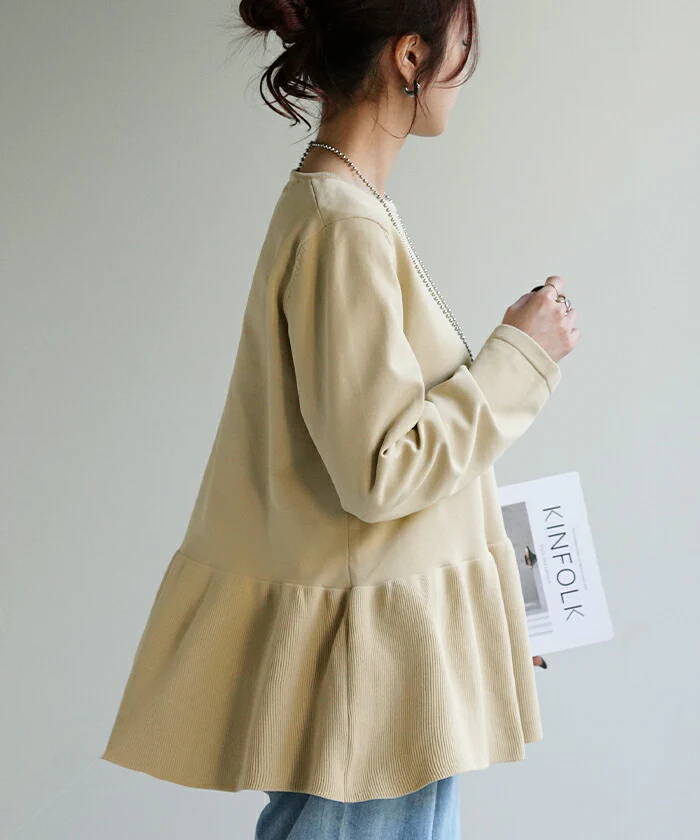 【特別価格】 スポンジ ニット 大人可愛い ペプラム プルオーバー セーター トレーナー トップス レディース 軽い 長袖 丸首 春ニット チュニック バックフリル オフィス 通勤 ゆる 体型カバー お尻が隠れる きれいめ シンプル ライトニット 黒 ブルー 春 夏 HUG.U - Image 5