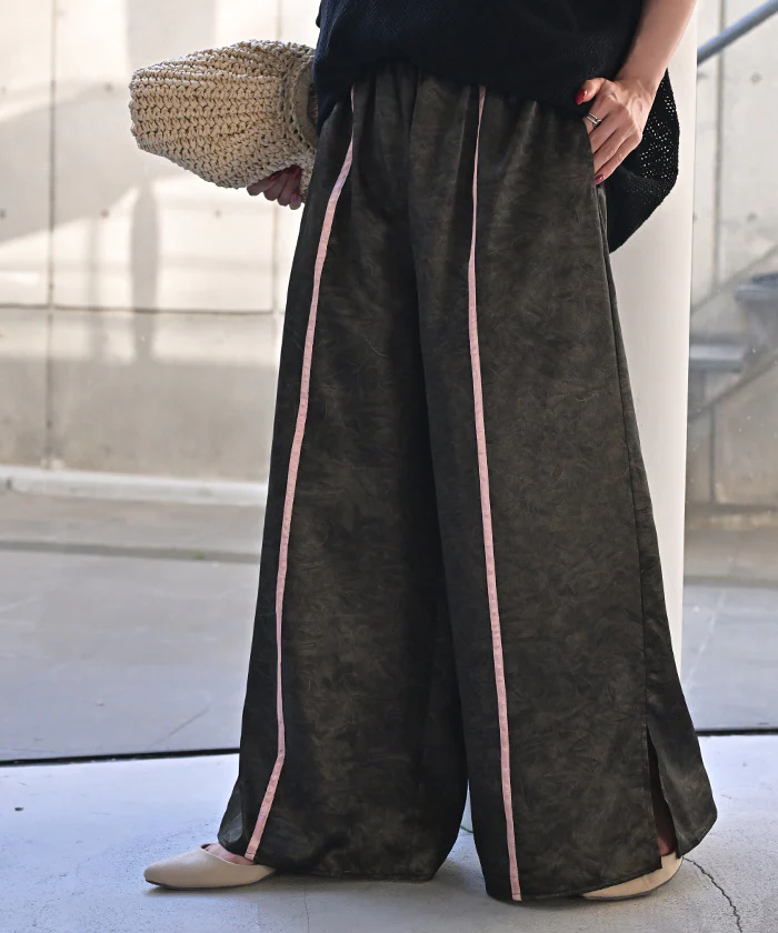 パンツ ワイド ラインパンツ レディース ワイドパンツ 太い ガウチョ ガウチョパンツ ズボン ずぼん ボトムス ライン カラーパンツ ロング スポーティー マーブル 柄 フレアパンツ ウエストゴム ジャージ 体型カバー 大きいサイズ 黒 春 夏 HUG.U - Image 26