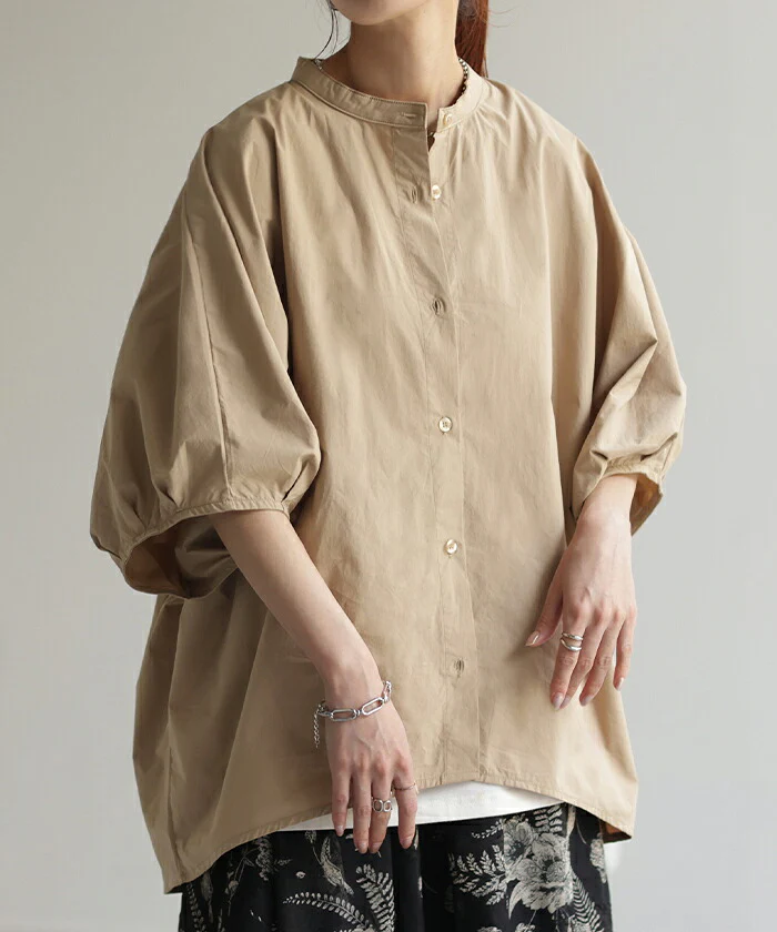 シャツ レディース トップス ロング ロングシャツ チュニック ブラウス オーバーサイズ ゆったり ドルマン ノーカラー キーネック ぽわん袖 体型カバー レイヤード お尻が隠れる 二の腕カバー 羽織 無地 半袖 きれいめ 大きいサイズ 白 黒 春 夏 HUG.U - Image 5