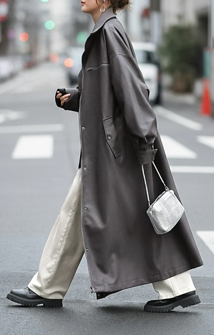 アウター コート ロング レザー風 レディース ロングコート フェイクレザー レザーライク 防風 ジャケット ハイネック リブ ダブルジップ 羽織 柔らかい ゆったり オーバーサイズ 大きいサイズ 体型カバー カジュアル お尻が隠れる 黒 グレー 秋 冬 HUG.U - Image 16