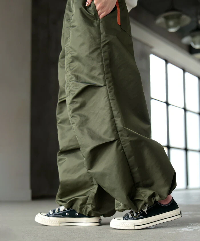 サロペット MA-1 風 ワイド レディース サロペ パンツ ロング ロングパンツ 軽量 ミリタリー 配色 ノースリーブ オーバーオール レイヤード 重ね着 調節可能 ゆったり オーバーサイズ 大きいサイズ 体型カバー 黒 カーキ 秋 冬 HUG.U - Image 15