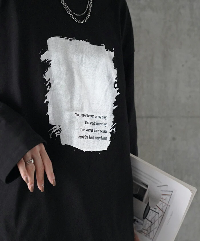 【特別価格】 ロンT プリント ロング レディース 綿100 トップス カットソー Tシャツ ロゴT 無地 長袖 ドロップショルダー ロゴ 文字 Uネック ロングTシャツ オーバーサイズ チュニック 大きいサイズ 体型カバー カジュアル お尻が隠れる 黒 白 春 夏 HUG.U メール便 - Image 3