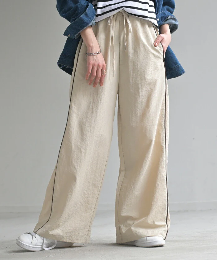 パンツ ワイド ナイロンパンツ レディース ワイドパンツ ロング ロングパンツ 体型カバー 長い 薄手 軽量 ボトムス ボトム ストレート ズボン ゆったり ハイウエスト ナイロン サイドライン スポーティー 大きいサイズ 黒 ベージュ 春 夏 HUG.U - Image 5