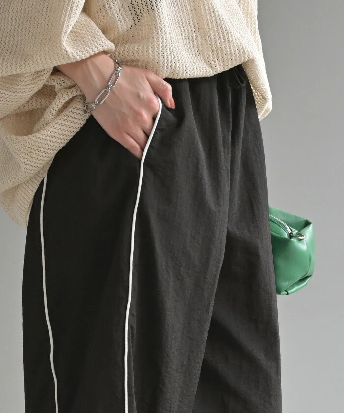 パンツ ワイド ナイロンパンツ レディース ワイドパンツ ロング ロングパンツ 体型カバー 長い 薄手 軽量 ボトムス ボトム ストレート ズボン ゆったり ハイウエスト ナイロン サイドライン スポーティー 大きいサイズ 黒 ベージュ 春 夏 HUG.U - Image 7