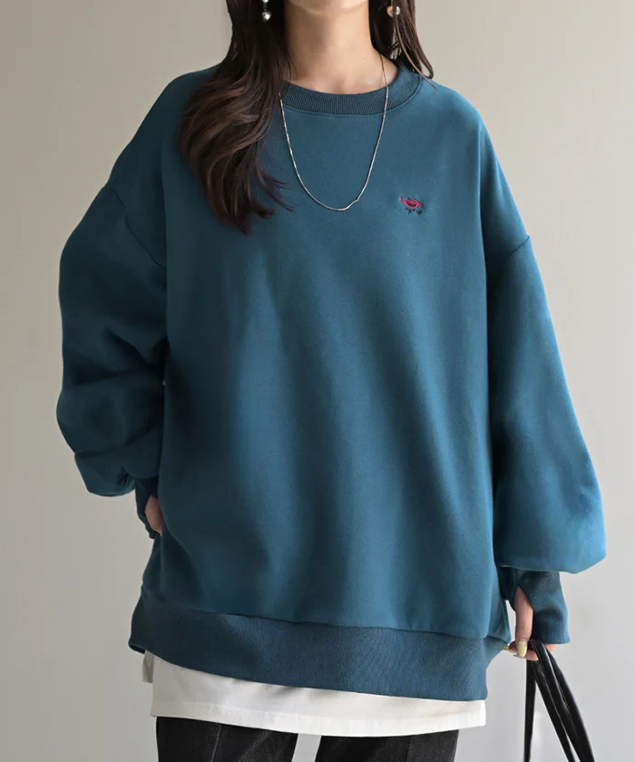 スウェット " 特暖 " 裏シャギー 刺繍 レディース トップス ロング トレーナー 裏起毛 プルオーバー 無地 長袖 クルーネック ボリュームスリーブ リブ サムホール オーバーサイズ 体型カバー 大きいサイズ お尻が隠れる カジュアル 黒 青 秋 冬 HUG.U - Image 5