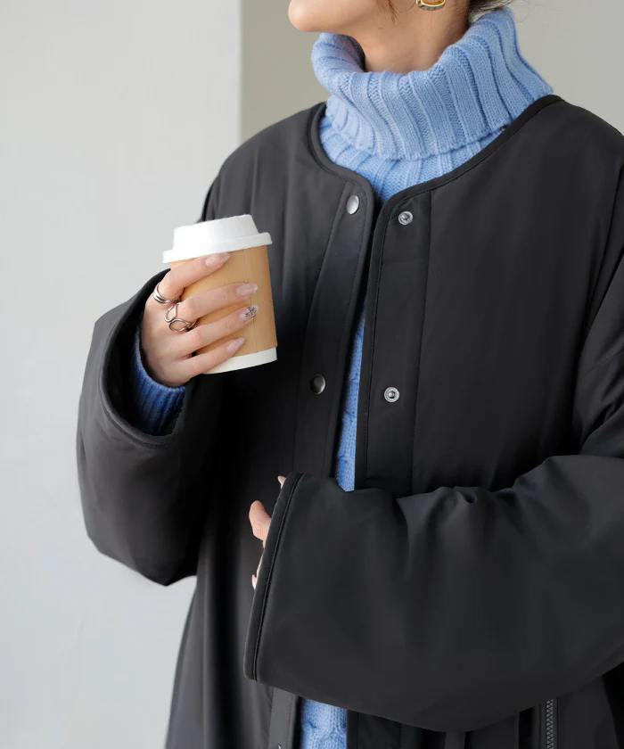 アウター コート ロング 中綿 撥水 マフラー 付き レディース ロングコート ジャケット フリース あったか 吸湿 発熱 オーバー YKK ノーカラー ドロップショルダー 羽織 オーバーサイズ 大きいサイズ 体型カバー お尻が隠れる 黒 グレー 秋 冬 HUG.U - Image 17