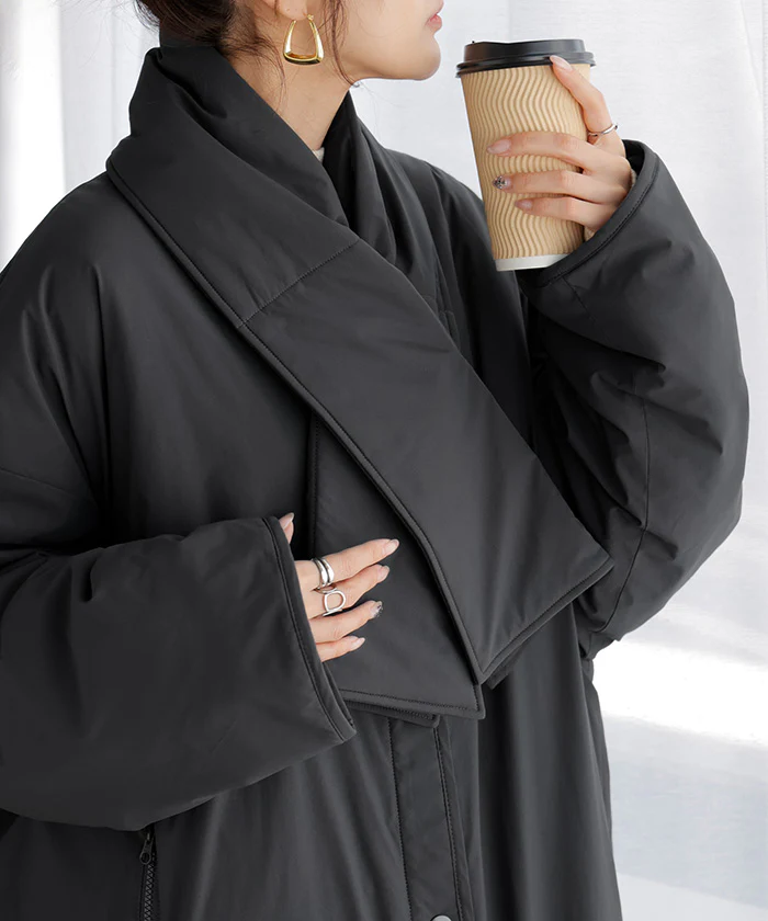 アウター コート ロング 中綿 撥水 マフラー 付き レディース ロングコート ジャケット フリース あったか 吸湿 発熱 オーバー YKK ノーカラー ドロップショルダー 羽織 オーバーサイズ 大きいサイズ 体型カバー お尻が隠れる 黒 グレー 秋 冬 HUG.U - Image 3