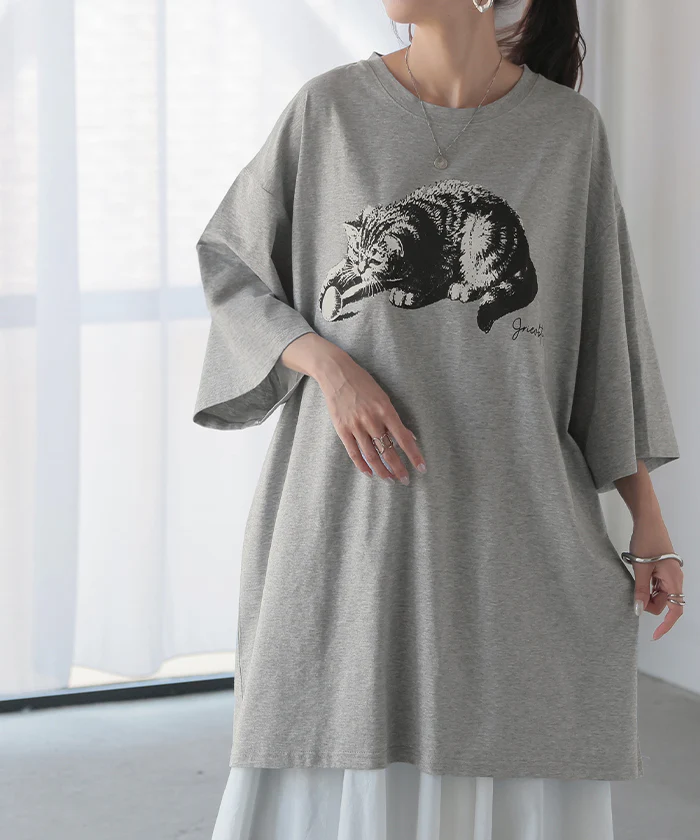 猫 Tシャツ 接触冷感 ロゴ トップス レディース 半袖 プリント カットソー ロング ティーシャツ チュニック ビッグ プラスサイズ クルーネック 長い ゆったり 体型カバー お尻が隠れる 大きいサイズ 猫柄 猫雑貨 猫グッズ 白 黒 青 春 夏 HUG.U メール便 - Image 21