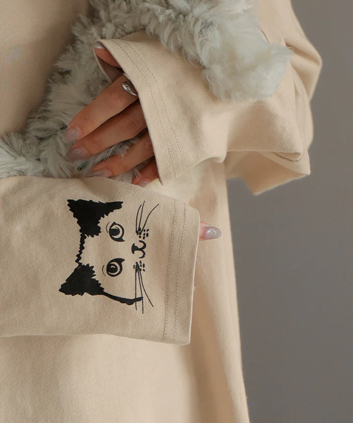 “チラッと猫が覗く” ロンT 袖 猫 プリント トップス 長袖 Tシャツ レディース カットソー ロング ティーシャツ 綿100％ クルーネック 長い インナー レイヤード 指穴 ゆったり 体型カバー 大きいサイズ 猫柄 猫プリント 猫グッズ 白 黒 秋 冬 HUG.U メール便 - Image 3