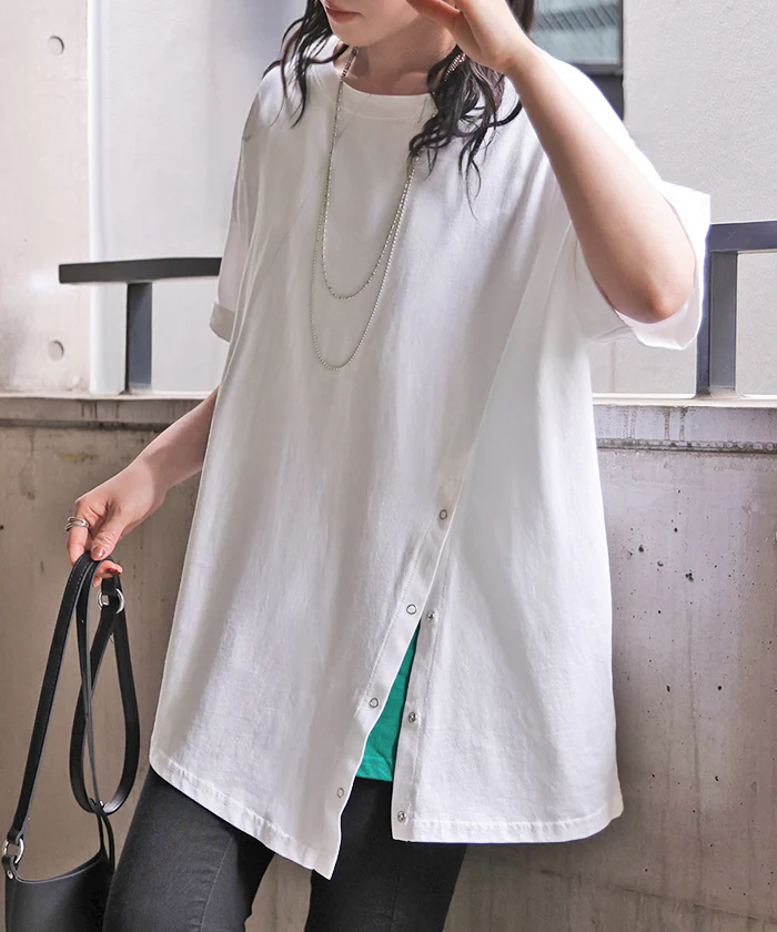 2026SS新作 Tシャツ アシンメトリー 綿100 ■7月上旬入荷 レディース トップス カットソー チュニック ティーシャツ スナップボタン コットン ロールアップ袖 変形 アシメ スリット クルーネック ロング ゆったり 半袖 無地 体型カバー お尻が隠れる 大きいサイズ おしゃれ 白 黒 HUG.U - Image 5