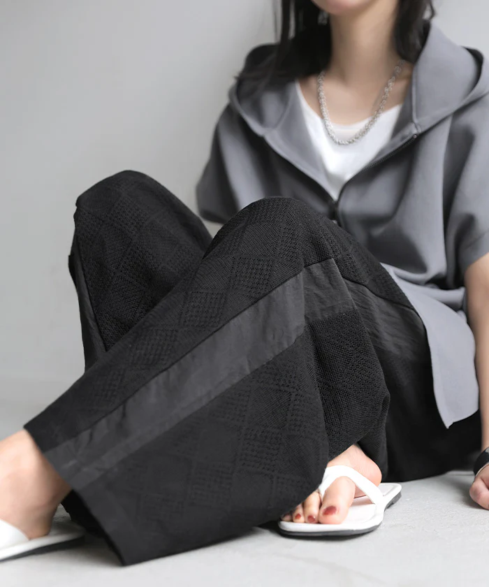 2026SS新作 パンツ レース 異素材 MIX ワイド レディース ボトムス ロング ストレート ボトム ずぼん ハイウエスト ワイドパンツ ロングパンツ メッシュ 幾何学 柄 ライン 切替 ウエストゴム 総ゴム らくちん 落ち感 ゆったり 体型カバー カジュアル 黒 白 春 夏 HUG.U - Image 4