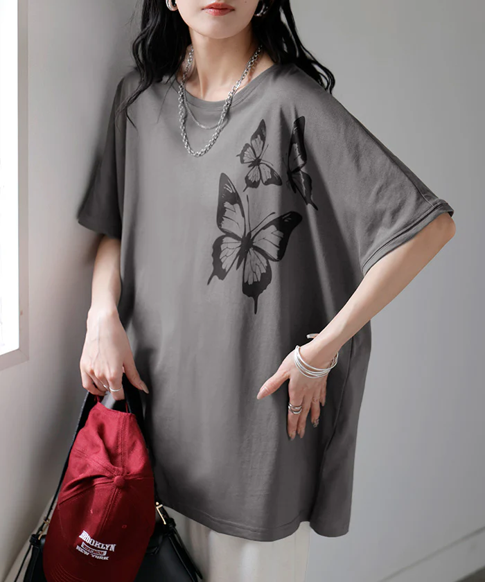2026SS新作 Tシャツ プリント 蝶 綿100 レディース トップス ロング ティーシャツ フレンチスリーブ プリントTシャツ 薄手 クルーネック コットン バタフライ 長い ビッグ プラスサイズ 大きいサイズ ゆったり 体型カバー お尻が隠れる カジュアル 黒 白 春 夏 HUG.U メール便 - Image 27