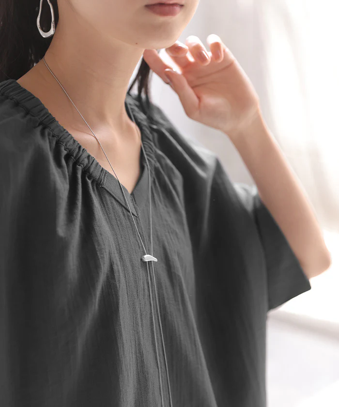 2026SS新作 ブラウス Vネック レディース トップス ロング ■一部7月下旬入荷 シャツ チュニック カットソー ロングシャツ 半袖 無地 カジュアル きれいめ 薄手 スラブ生地 ナチュラル 襟ゴム 脱ぎやすい 着ぶくれしない ゆったり 体型カバー お尻が隠れる 二の腕カバー 黒 白 春 夏 HUG.U - Image 9