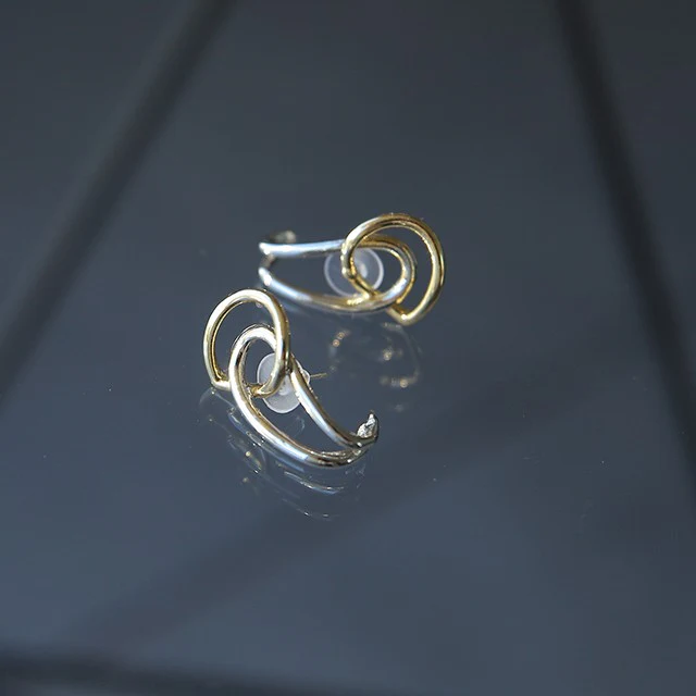 ピアス アクセサリー シルバー ゴールド コンビ イヤーカフ イヤカフ シルバーピアス ウェーブ オブジェ シルバーポスト 軟骨風 レディース シルバー925 SV925 S925 モチーフ 大ぶり 変形 おしゃれ 大きめ 個性的 女性 大人 春 夏 HUG.U メール便 - Image 8