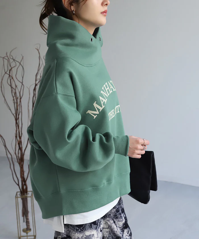 【特別価格】 新しい「立つネック。」 短め丈 ロゴ スウェット レディース タートル トレーナー トップス カレッジロゴ 大きいサイズ 無地 裏起毛 ハイネック ドルマンスリーブ スエット プルオーバー ビッグ ドロップショルダー 長袖 小顔 グリーン 春 夏 HUG.U - Image 27