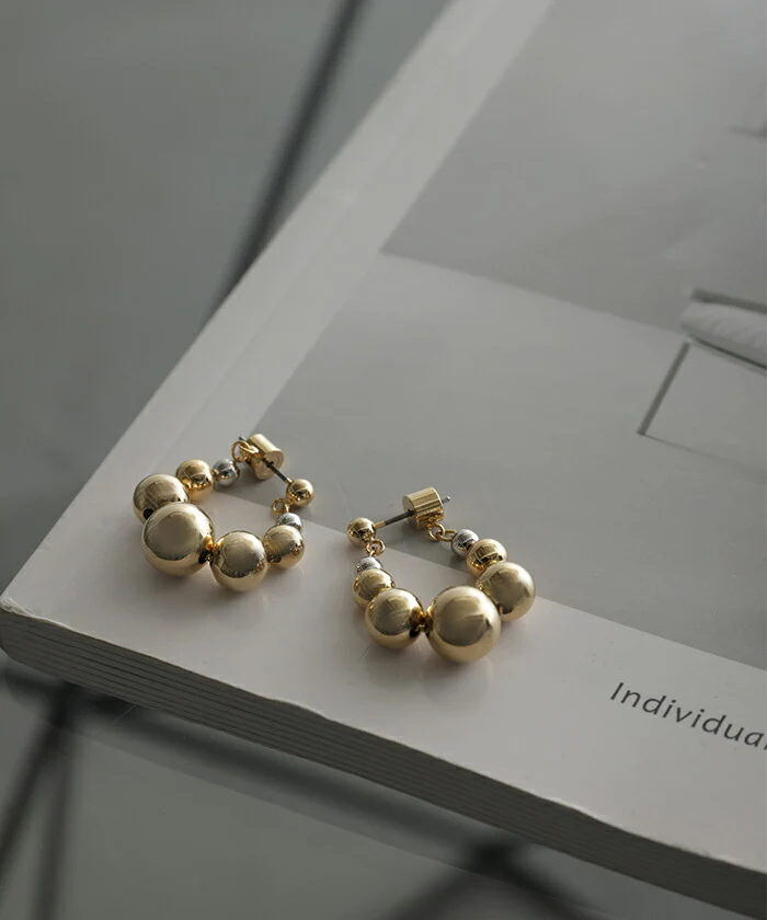 ピアス アクセサリー ボール 丸 シルバー ゴールド シルバーアクセサリー フープ 大ぶり カーブ ウェーブ アクセ モード おしゃれ モチーフ ねじり メタル レディース ニュアンス ごつめ 人気 両耳用 大きめ 変形 大人 パーティー 女性 春 夏 HUG.U メール便 - Image 3