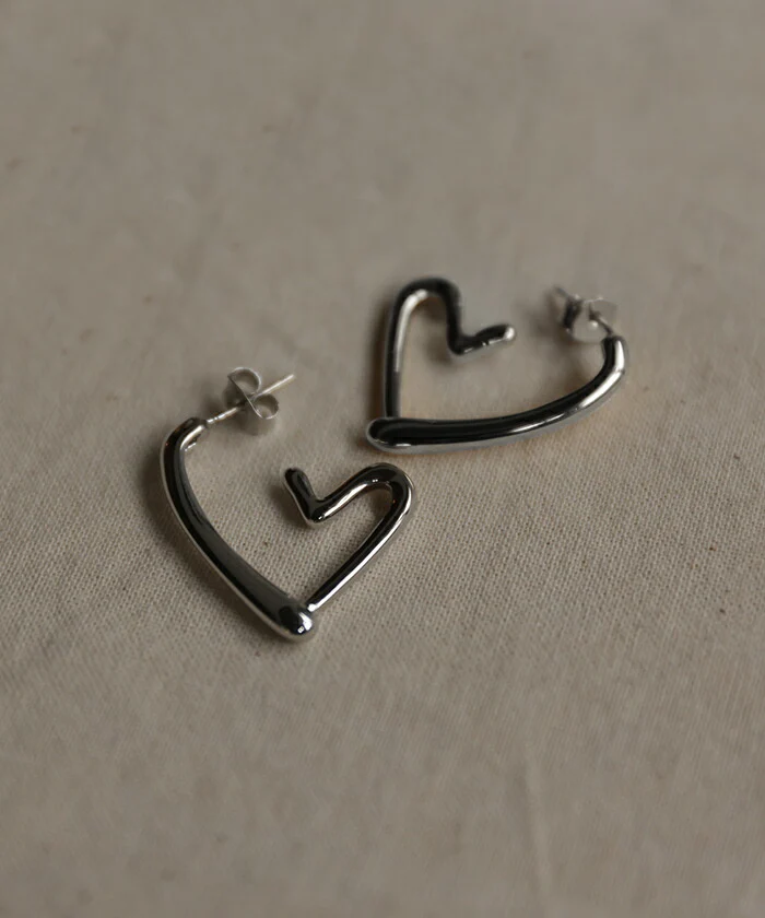 ハートピアス アクセサリー ピアス シルバー ゴールド シルバーアクセサリー フープ 大ぶり カーブ ハート アクセ おしゃれ モチーフ ねじり メタル レディース ニュアンス ハートフープ 人気 両耳用 大きめ 変形 大人 パーティー 女性 春 夏 HUG.U メール便 - Image 8