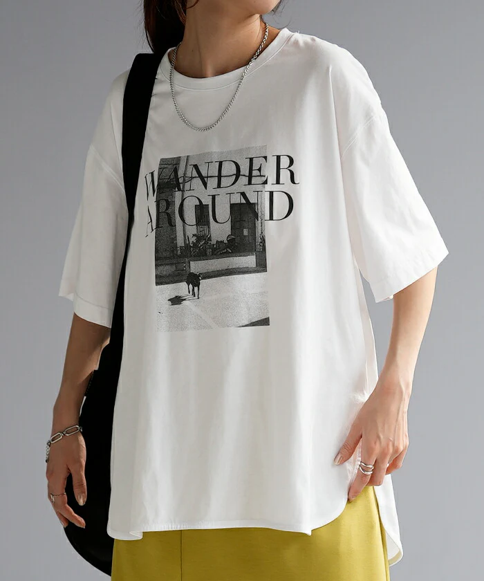 ロゴT フォト Tシャツ トップス プリント レディース ロング ロゴ スリット 半袖 チュニック 薄手 ゆったり Uネック ドルマン 体型カバー 二の腕カバー 綿100% ラウンドヘム ドロップショルダー 大きいサイズ カーキ 黒 白 春 夏 HUG.U メール便 - Image 5
