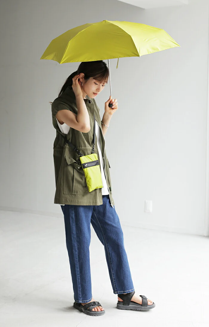 折りたたみ傘 晴雨兼用 UVカット 吸水 サコッシュ レディース 収納ケース 付き 雨傘 軽量 カーボン 防水 遮光率99.9％ UV遮へい率99.9％ 遮蔽 ミニバッグ ポケット 肩掛け バッグ 肩紐調節可能 マイクロファイバー 折り畳み 日傘 傘 かさ 黄色 白 春 夏 HUG.U - Image 15