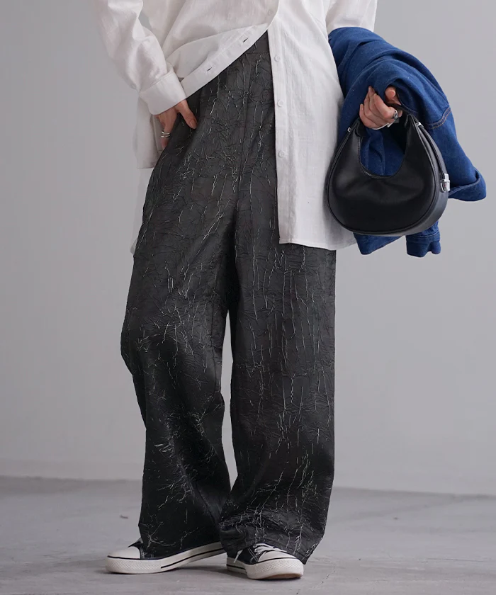 サテン サテンパンツ パンツ ワイドパンツ レディース ワイド ボトムス ボトム 太め 楽ちん 楽 動きやすい イージーパンツ イージー リラックスパンツ 着回し 脚長 ポケット 体型カバー ゆったり 長い 大きいサイズ 黒 白 モノトーン 春 夏 HUG.U メール便 - Image 2