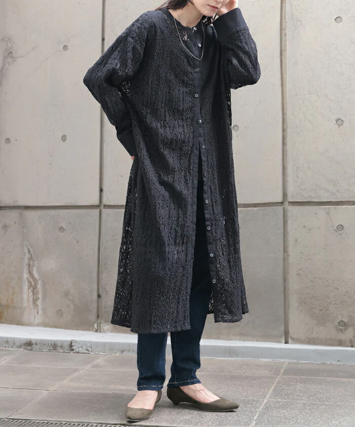 ワンピース シャツ レース レディース トップス 総柄 花柄 ノーカラー フラワー シアー 羽織 長袖 Uネック レイヤード 重ね着 アート ブラウス 体型カバー 大きいサイズ ロングワンピース ロングシャツ きれいめ 黒 白 春 夏 HUG.U - Image 5