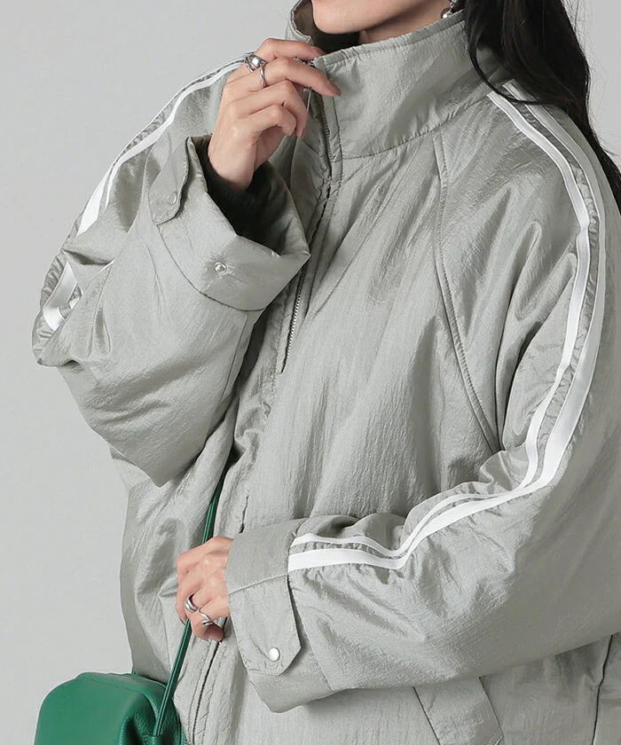 アウター ブルゾン ジャケット タートルネック レディース トラックジャケット オーバーサイズ ナイロン zip 中綿 ポケット 裏地 ライン ハイネック 長袖 大きいサイズ 体型カバー オーバーサイズ ゆったり スポーティ 大人 きれいめ 上品 ブラウン 銀 春 夏 HUG.U - Image 9