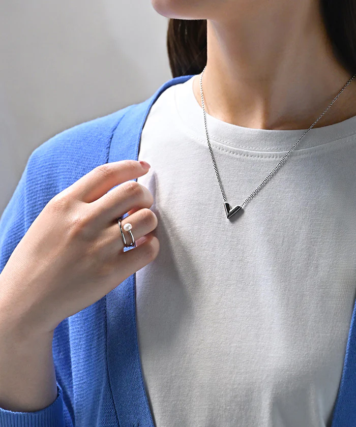 ネックレス V字 ロゴ モチーフ レディース アクセサリー チェーン ロング ロングネックレス オブジェ 錆びにくい シルバー ゴールド 長い アクセ ジュエリー おしゃれ きれいめ 高見え 高級感 プチプラ ステンレス gold silver 上品 春 夏 HUG.U メール便 - Image 18