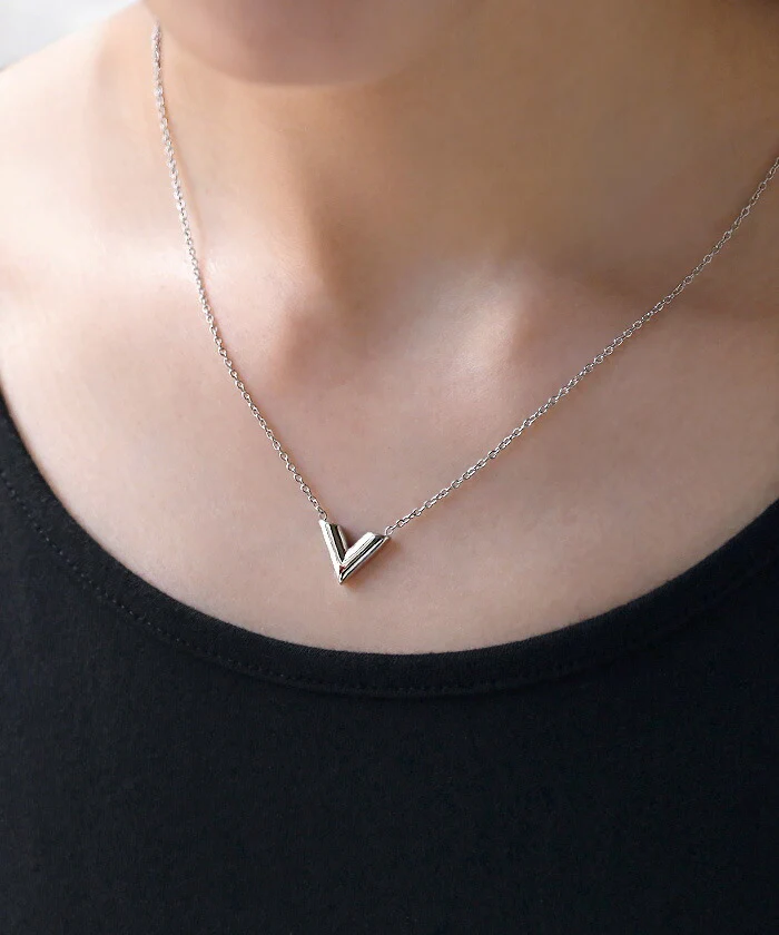 ネックレス V字 ロゴ モチーフ レディース アクセサリー チェーン ロング ロングネックレス オブジェ 錆びにくい シルバー ゴールド 長い アクセ ジュエリー おしゃれ きれいめ 高見え 高級感 プチプラ ステンレス gold silver 上品 春 夏 HUG.U メール便 - Image 5