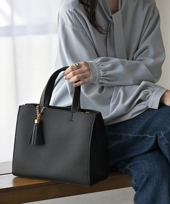 トート バッグ フェイクレザー タッセル レディース トートバッグ ショルダーバッグ 2way マチ付き ミニトート ポケット かばん 鞄 無地 ペットボトル 収納可 本革 風 インナーポケット 軽量 シボ ストラップ付き 通勤 上品 きれいめ 黒 グレー 秋 冬 HUG.U - Image 26