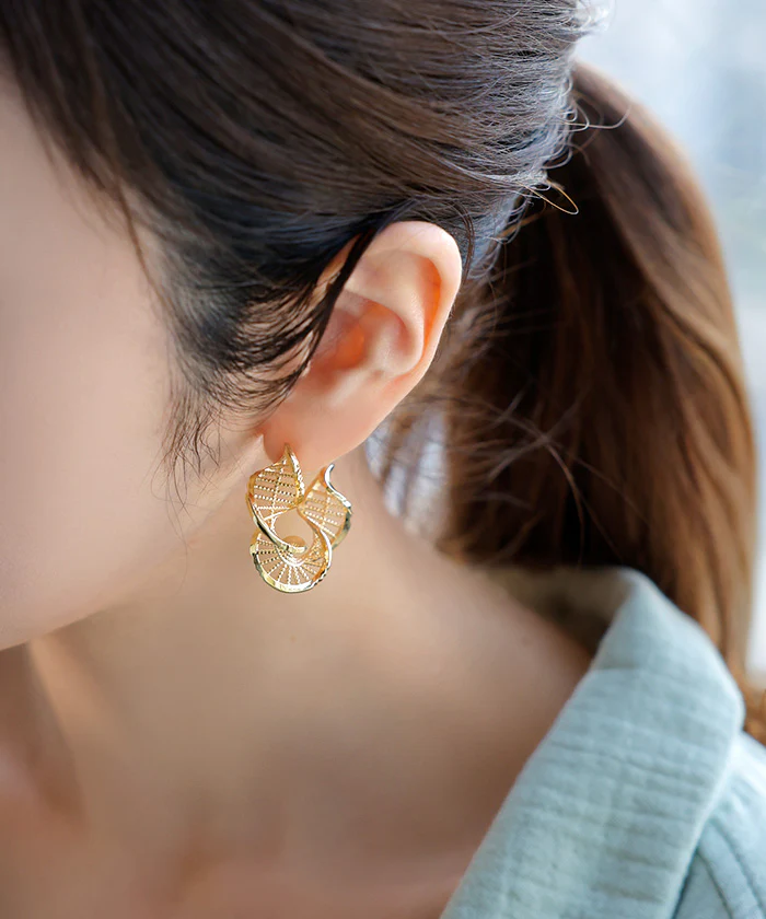2026SS新作 ピアス スパイラル デザイン アクセサリー レディース アクセ 大ぶり 大きめ ツイスト ねじり ウェーブ 螺旋 らせん おしゃれ きれいめ ニュアンス 人気 両耳用 変形 大人 パーティー 女性 結婚式 ゴールド シルバー 合金 春 夏 HUG.U メール便 - Image 16