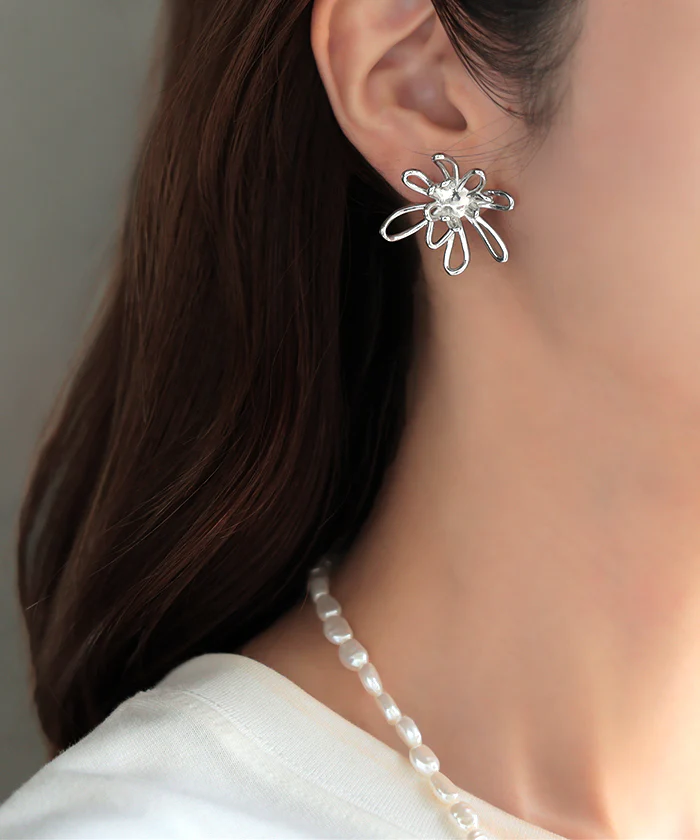 2026SS新作 ピアス 花 モチーフ デザイン アクセサリー レディース アクセ 大ぶり 大きめ 花びら フラワー ぷっくり おしゃれ きれいめ ニュアンス シルバーアクセサリー シルバーアクセ 人気 両耳用 変形 大人 パーティー 女性 ゴールド シルバー 合金 春 夏 HUG.U メール便 - Image 4