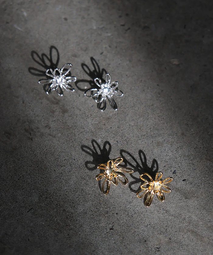 2026SS新作 ピアス 花 モチーフ デザイン アクセサリー レディース アクセ 大ぶり 大きめ 花びら フラワー ぷっくり おしゃれ きれいめ ニュアンス シルバーアクセサリー シルバーアクセ 人気 両耳用 変形 大人 パーティー 女性 ゴールド シルバー 合金 春 夏 HUG.U メール便 - Image 7