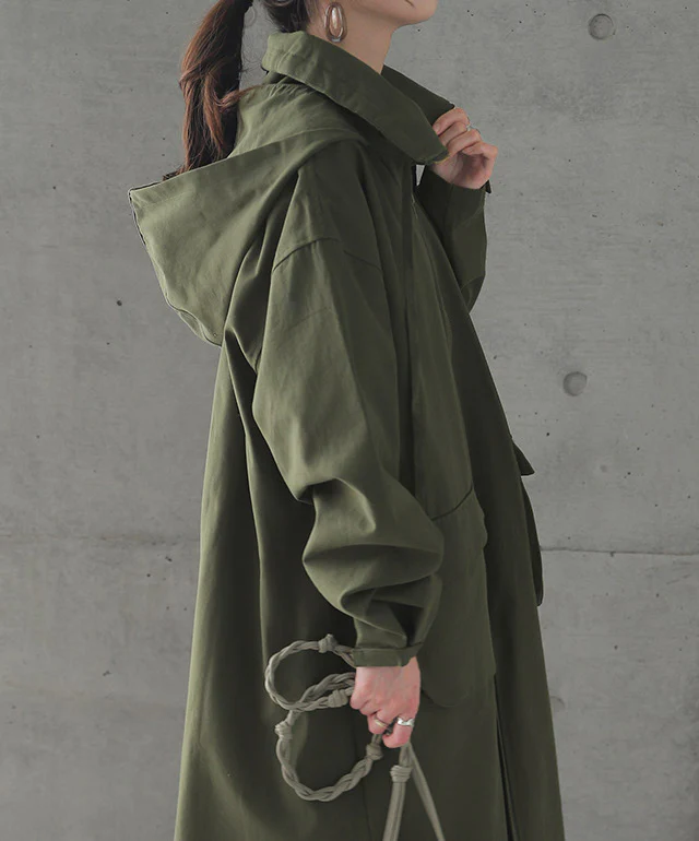 【特別価格】 ★江口のりこさん着用 「小顔襟」すっぽりオーバーシルエット アウター ミリタリー レディース ロングコート モッズコート ロング 大きいサイズ ミリタリーコート ハイネック フード コート 体型カバー ジップアップ ライトアウター 黒 春 夏 HUG.U - Image 16