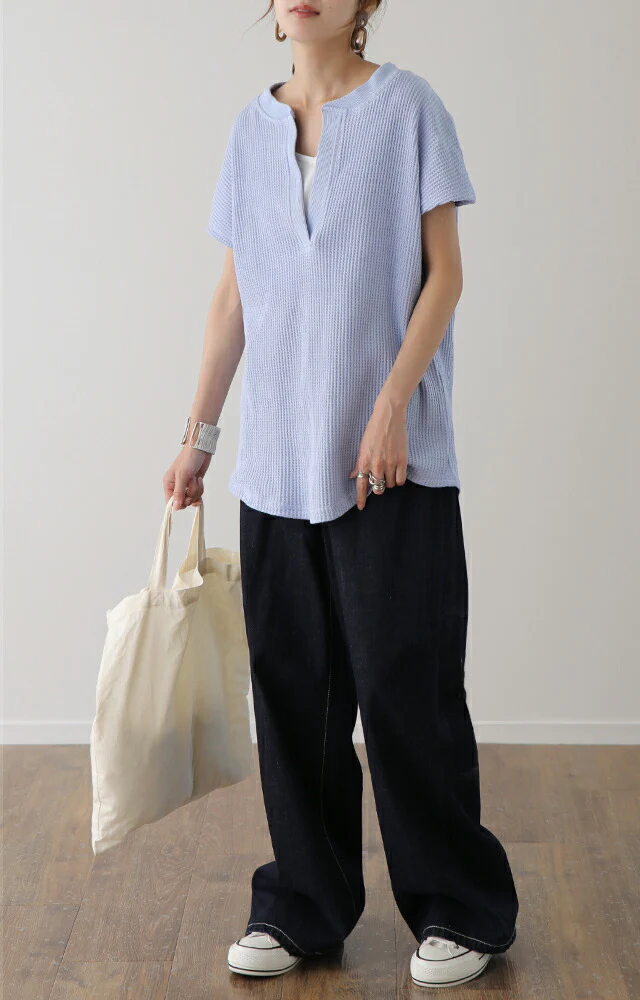 深め「キーネック」 ワッフルT ゆったり トップス カットソー レディース フレンチスリーブ Tシャツ ティーシャツ ワッフル サーマル Vネック 半袖 レイヤード ノースリーブ 大きいサイズ 体型カバー 黒 白 ブルー カットソー 春 夏 HUG.U メール便 - Image 4