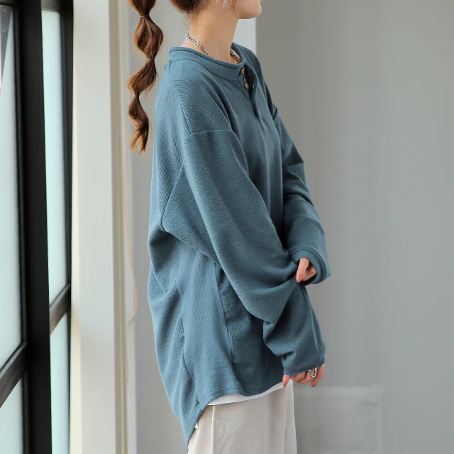 【江口のりこさん着用】 「ルーズな着心地」 ゆったり カットソー 柔らか ヘンリーネック Tシャツ トップス レディース ロンT ロングTシャツ ロング レイヤード リブ 無地 長袖 丸首 Uネック 体型カバー 黒 白 春 夏 ボタン トレーナー 重ね着 HUG.U - Image 27