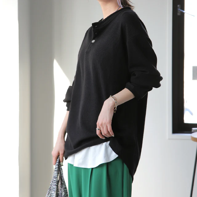 【江口のりこさん着用】 「ルーズな着心地」 ゆったり カットソー 柔らか ヘンリーネック Tシャツ トップス レディース ロンT ロングTシャツ ロング レイヤード リブ 無地 長袖 丸首 Uネック 体型カバー 黒 白 春 夏 ボタン トレーナー 重ね着 HUG.U - Image 28