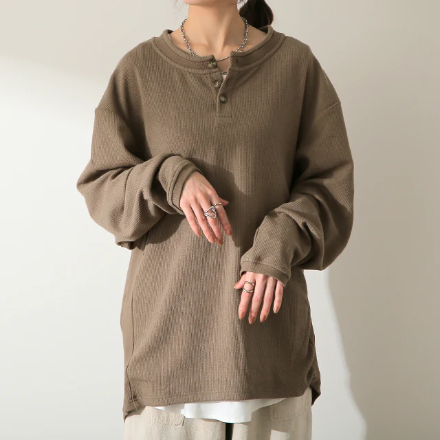 【江口のりこさん着用】 「ルーズな着心地」 ゆったり カットソー 柔らか ヘンリーネック Tシャツ トップス レディース ロンT ロングTシャツ ロング レイヤード リブ 無地 長袖 丸首 Uネック 体型カバー 黒 白 春 夏 ボタン トレーナー 重ね着 HUG.U - Image 29