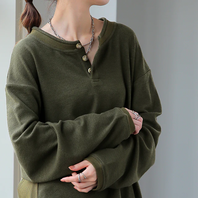 【江口のりこさん着用】 「ルーズな着心地」 ゆったり カットソー 柔らか ヘンリーネック Tシャツ トップス レディース ロンT ロングTシャツ ロング レイヤード リブ 無地 長袖 丸首 Uネック 体型カバー 黒 白 春 夏 ボタン トレーナー 重ね着 HUG.U - Image 30