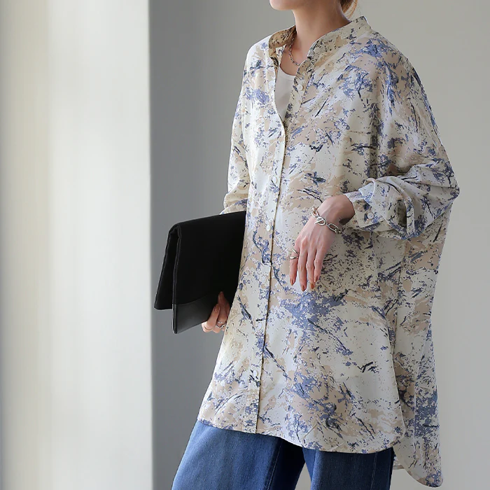 アート柄 シャツ 「大人に映える」 シャツ レディース スリット トップス ロング ロングシャツ ブラウス チュニック バンドカラー ノーカラー 体型カバー レイヤード オーバーサイズ 総柄 水彩 柄 長袖 羽織 大きいサイズ 黒 白 春 夏 HUG.U メール便 - Image 27